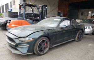 Ford Mustang Bullitt z USA uszkodzony