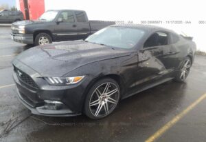 Ford Mustang EcoBoost z USA uszkodzony
