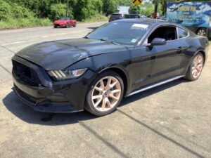 ford mustang z usa uszkodzony zdjęcie przed naprawą