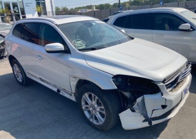 Volvo XC60 T5 z USA uszkodzony