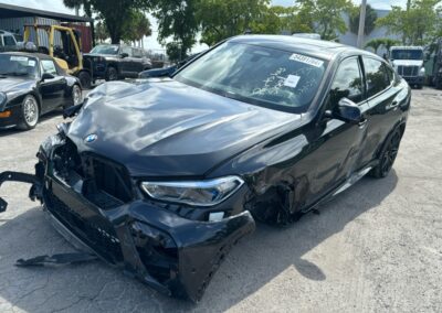 bmw x6m 2021 z usa uszkodzony zdjęcie przed naprawą