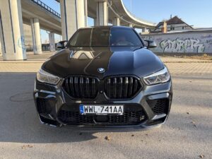 czarne bmw x6m 2021 competition z usa przód auta