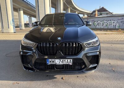 czarne bmw x6m 2021 competition z usa przód auta