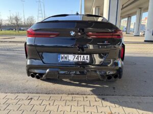 czarne bmw x6m 2021 competition z usa tył auta