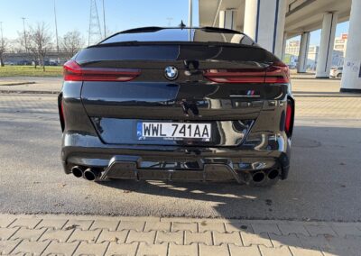 czarne bmw x6m 2021 competition z usa tył auta